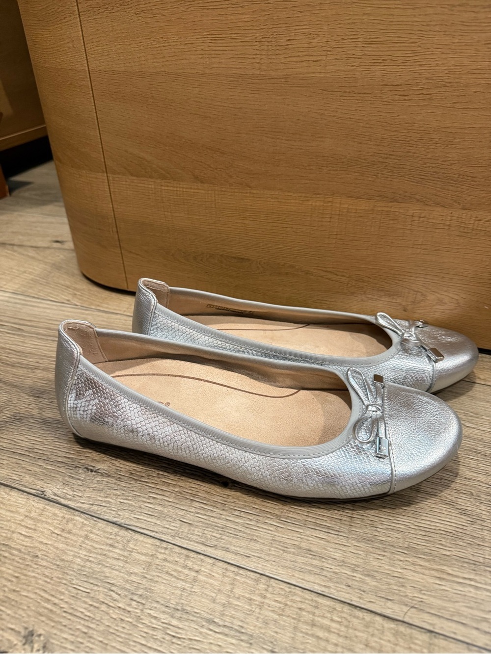 Vionic Spark Minna leather ballet flats in silver metal snake size 9 - Picture 7 of 8